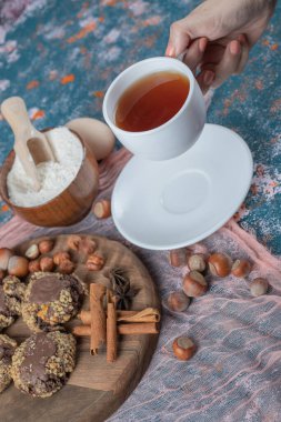 Tarçın aromalı çikolatalı crocante kurabiyeleri ve bir fincan çay.