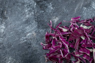 Gri arkaplanda doğranmış mor lahana manzarası