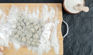 Tahtaya un konmuş çiğ hamur köftesi.