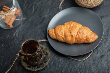 Bir kavanoz dolusu tarçın ve bir fincan çay.