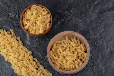 Tahta kaseler dolusu çiğ farfalle tondu ve zührevi makarna.