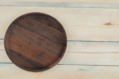 Meşe ağacından oyulmuş kırsal yuvarlak ahşap tabaklar.