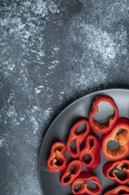 Siyah tabakta dilimlenmiş kırmızı biber.