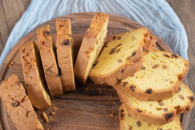 Tatlı sultana turtası Tahtada dilimler