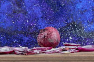 Tahta kesme tahtasındaki soğan dilimleri