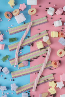 Mavi arka planda jelibon ve lokum karışımı.