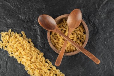 Çiğ girandole makarnası dolu ahşap bir kase