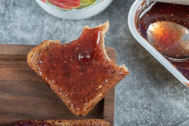 Kahverengi ekmek ve çay dilimli çilek reçeli