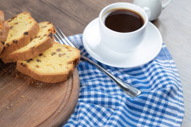 Bir fincan kahveyle servis edilen tatlı turta.