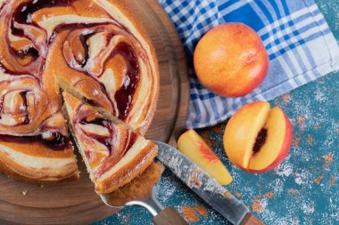 Tahtada dilimlenmiş çilekli pasta.