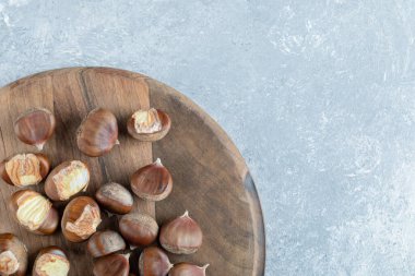 Tahtada kavrulmuş kestane yığını