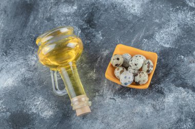 Gri arkaplanda yağlı bıldırcın yumurtası yığını.