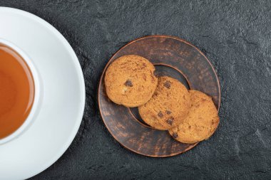 Bir fincan aroma çayı ve lezzetli kurabiyeler.