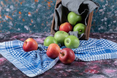 Köy ahşap bir kabın içinde taze elmalar.