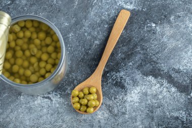 Üst kaşık konserve zeytin manzarası gri arkaplan üzerinde