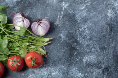 Mermer kaplamalı taze kırmızı domatesler.