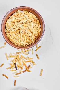 Beyaz arka planda kraker kasesinin üst görüntüsü