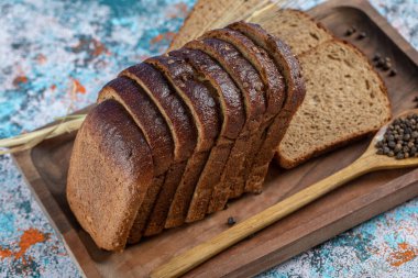 Tahtada biberli kahverengi ekmek dilimleri