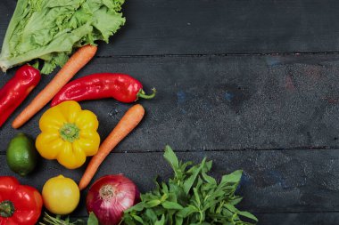 Biber, marul, havuç, limon, limon ve nane.