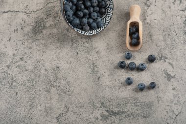 Mermer yüzeyde taze yaban mersini seramik kase