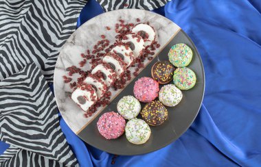 Tabakta taze ev yapımı kurabiyelerin mavi arka planda üst görüntüsü