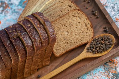 Tahtada biberli kahverengi ekmek dilimleri