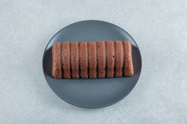 Koyu tabakta lezzetli çikolatalı turta.