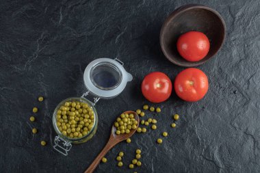 Siyah arka planda domatesli marine edilmiş yeşil zeytin.