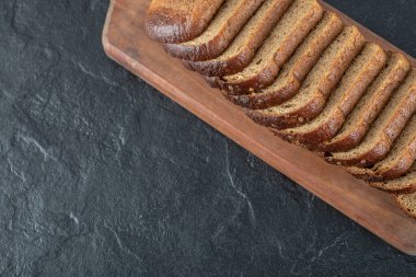 Ekmek dilimli tahta kesme tahtası.