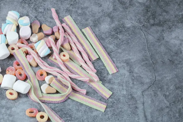 Şekerlemeler ve şekerlemeler yere.