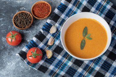 Güzel bir masa örtüsünün üzerinde sebzeli mercimek çorbası.