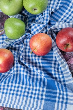 Kırmızı ve yeşil elmalar mavi üzerine işaretlenmiş mutfak havlusu