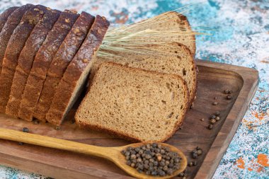 Ekmek dilimli tahta kesme tahtası.