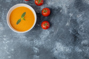 Lezzetli renkli domates kremalı çorba ve taze domates manzarası.