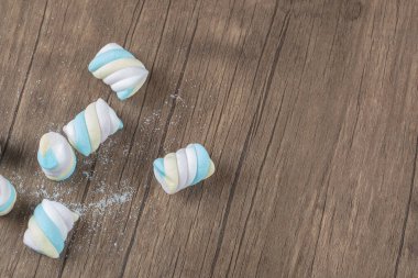 Yerdeki çok renkli spiral gökkuşağı şekline sahip şekerlemeler