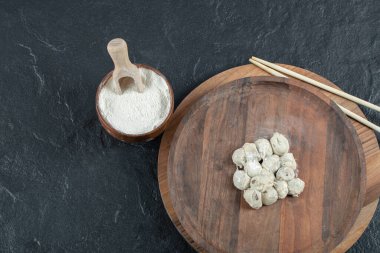 Tahtaya un konmuş çiğ hamur köftesi.