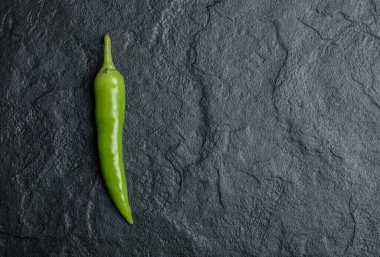 Siyah arka planda tek bir acı biber.