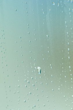 Camda çok yağmur damlası var. Kapatın.