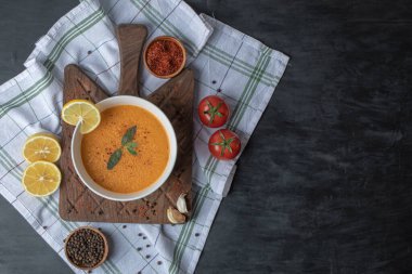 Tahtada domatesli mercimek çorbası.