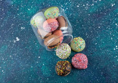 Cam kavanozdan çıkan şekerli kurabiyeler.