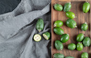Taze feijoa ile ahşap bir kesim tahtası