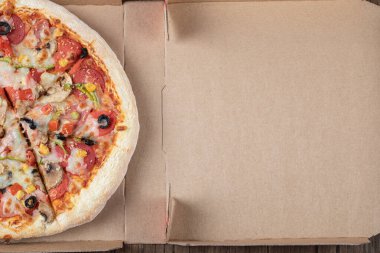 Kutuda karışık pizzanın yarısının üst görünümü