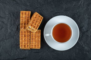 Bir fincan aromalı waffle.