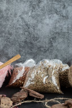 Gri arka planda farklı fasulye çeşitleri var.