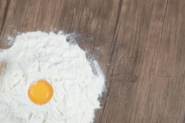 Tahta masadaki malzemelerle dilimler.