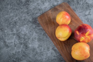 Kırsal tahta üzerinde sarı kırmızı şeftali