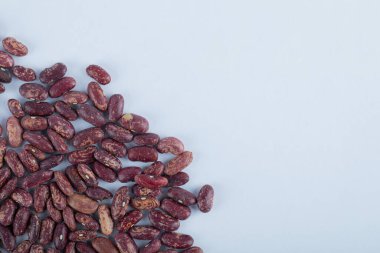 Kurutulmamış kırmızı fasulye yığını.