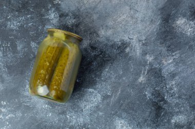 Gri arkaplanda turşuyla dolu kavanozun üst görünümü