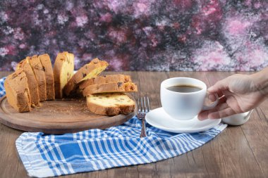 Bir fincan kahve ya da sıcak çikolatayla servis edilen lezzetli turta.