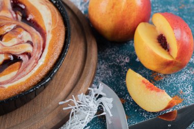 Sarı şeftalili çilekli turta.